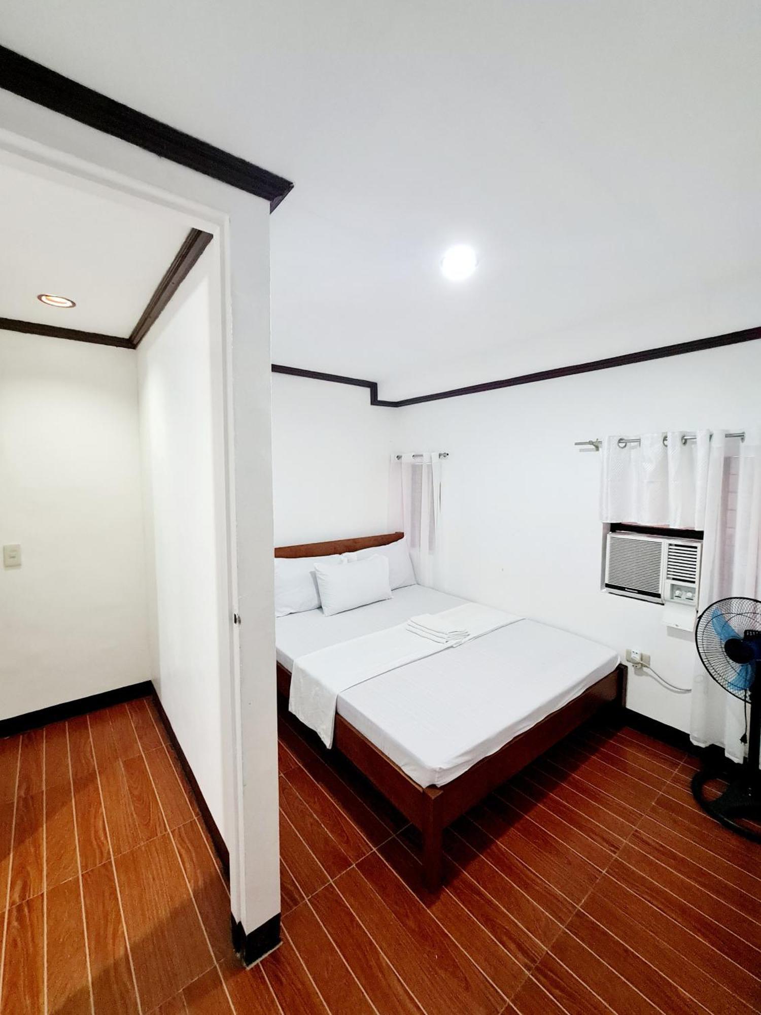 Calapan City Fully Furnished House Transient Near Xentromall L39 Exterior photo